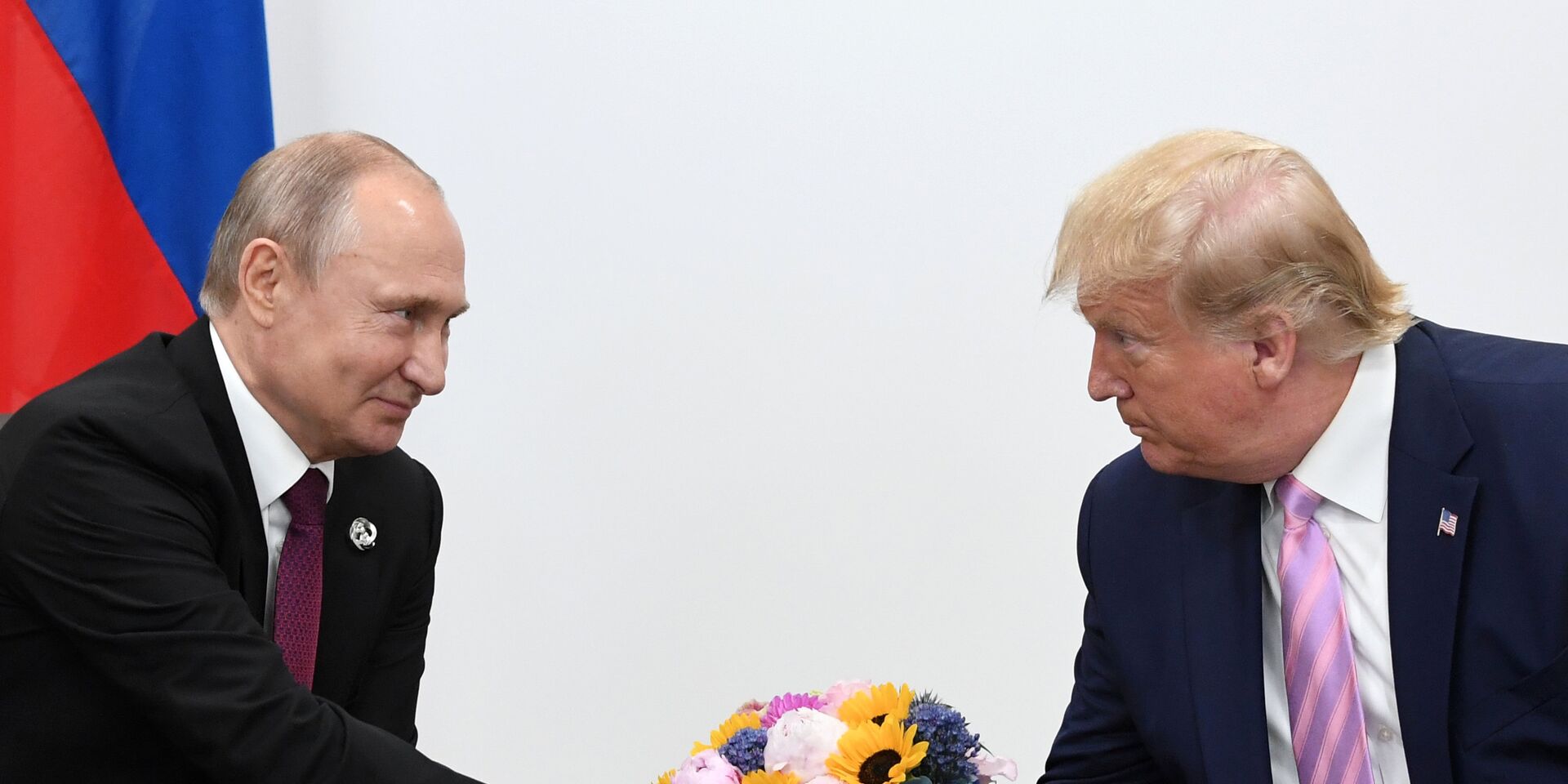 Президент РФ Владимир Путин и президент США Дональд Трамп во время встречи на полях саммита Группы двадцати в Осаке - ИноСМИ, 1920, 13.04.2025