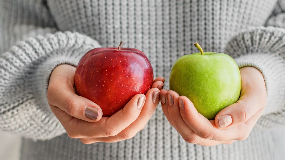 Гама на деньги allways fruits. Яблоко в руке. Два яблока. Мама яблоко. Зеленое яблоко в руке.