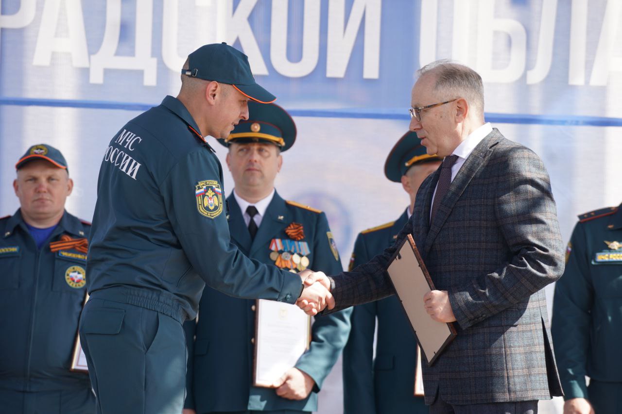 Сотрудников и ветеранов пожарной охраны поздравили с профессиональным праздником