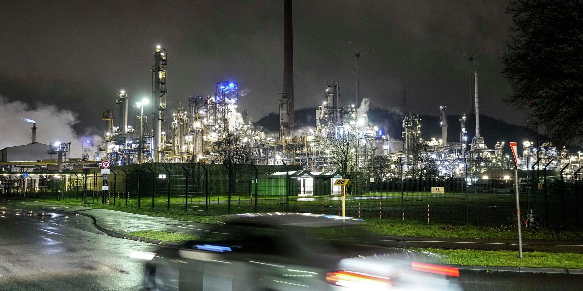 Нефтеперерабатывающий завод в Гельзенкирхене, Германия. Архивная фотография - ИноСМИ, 1920, 28.10.2025