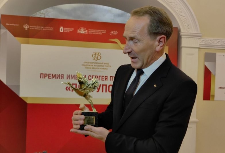 Художественный руководитель Валерий Кириллов представил символом премии - взлетающего журавля.