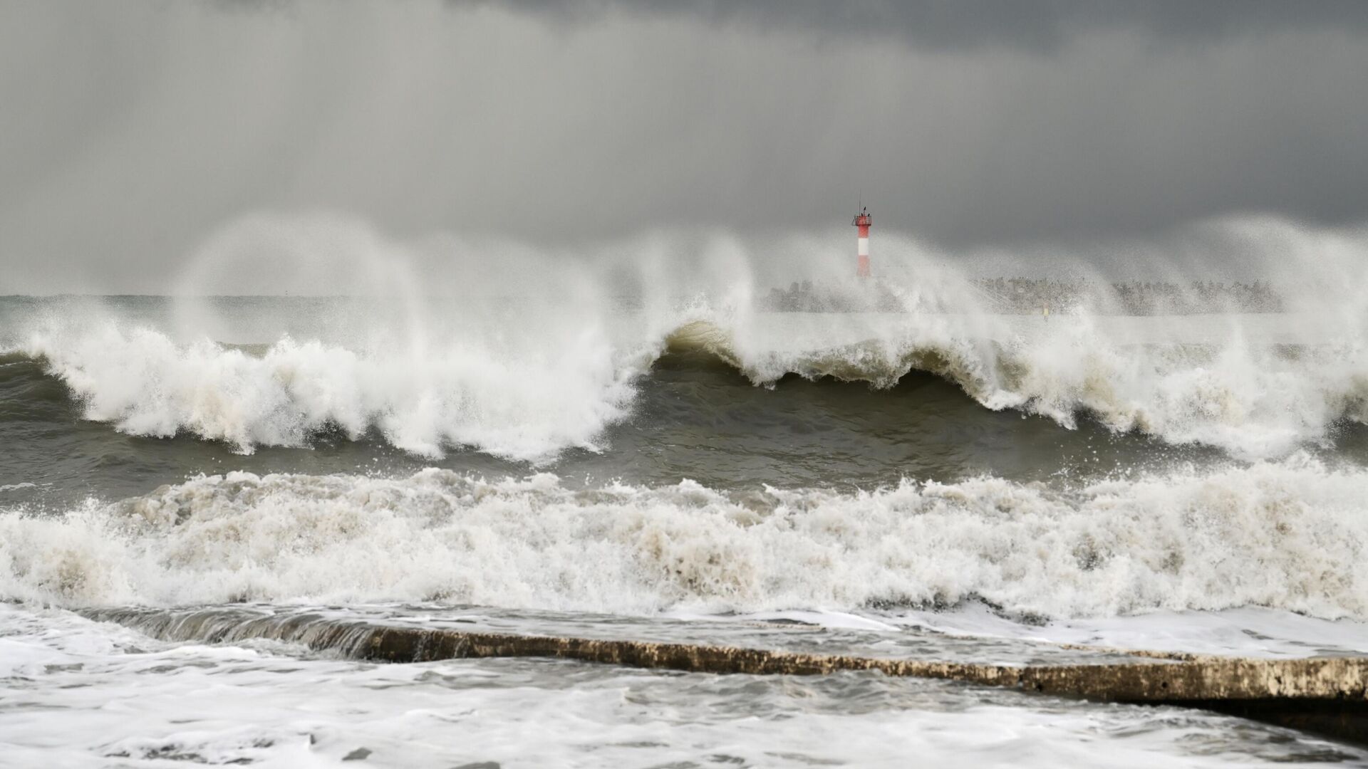 Шторм в Сочи - Sputnik Абхазия, 1920, 06.12.2025