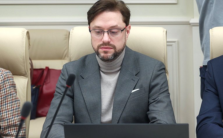 Круглый стол Комитета СФ по социальной политике «Актуальные вопросы совершенствования мер поддержки молодых специалистов, работающих в сфере здравоохранения (в рамках проекта «Всероссийская научная школа «Медицина молодая»)»