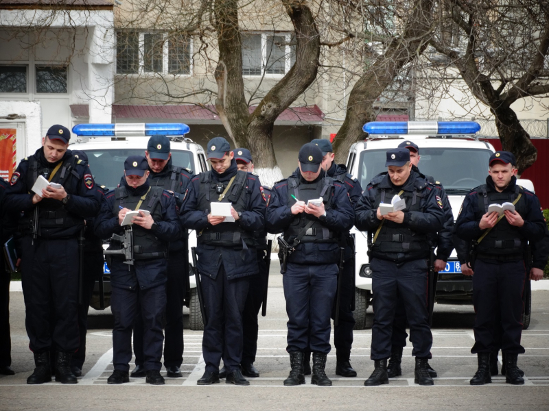 Отдел полиции города симферополь. Сотрудник полиции. Полиция Симферополь. Полиция и Росгвардия.