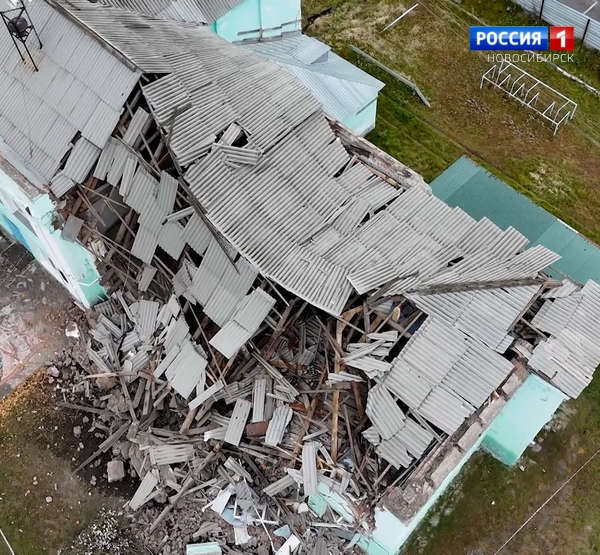 Вид на рухнувшую школу в Татарске сверху