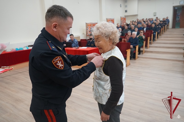 В Бурятии росгвардейцы поздравили ветеранов войск правопорядка