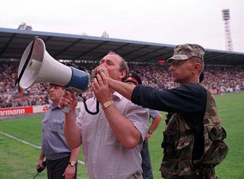 После матча чемпионата Индонезии по футболу на стадионе погибли 127 человек