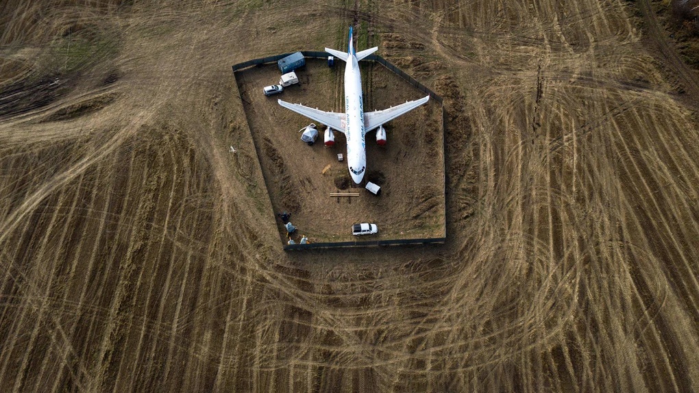 Рабочие разберут на запчасти самолет «Уральских авиалиний», севший в пшеничном поле