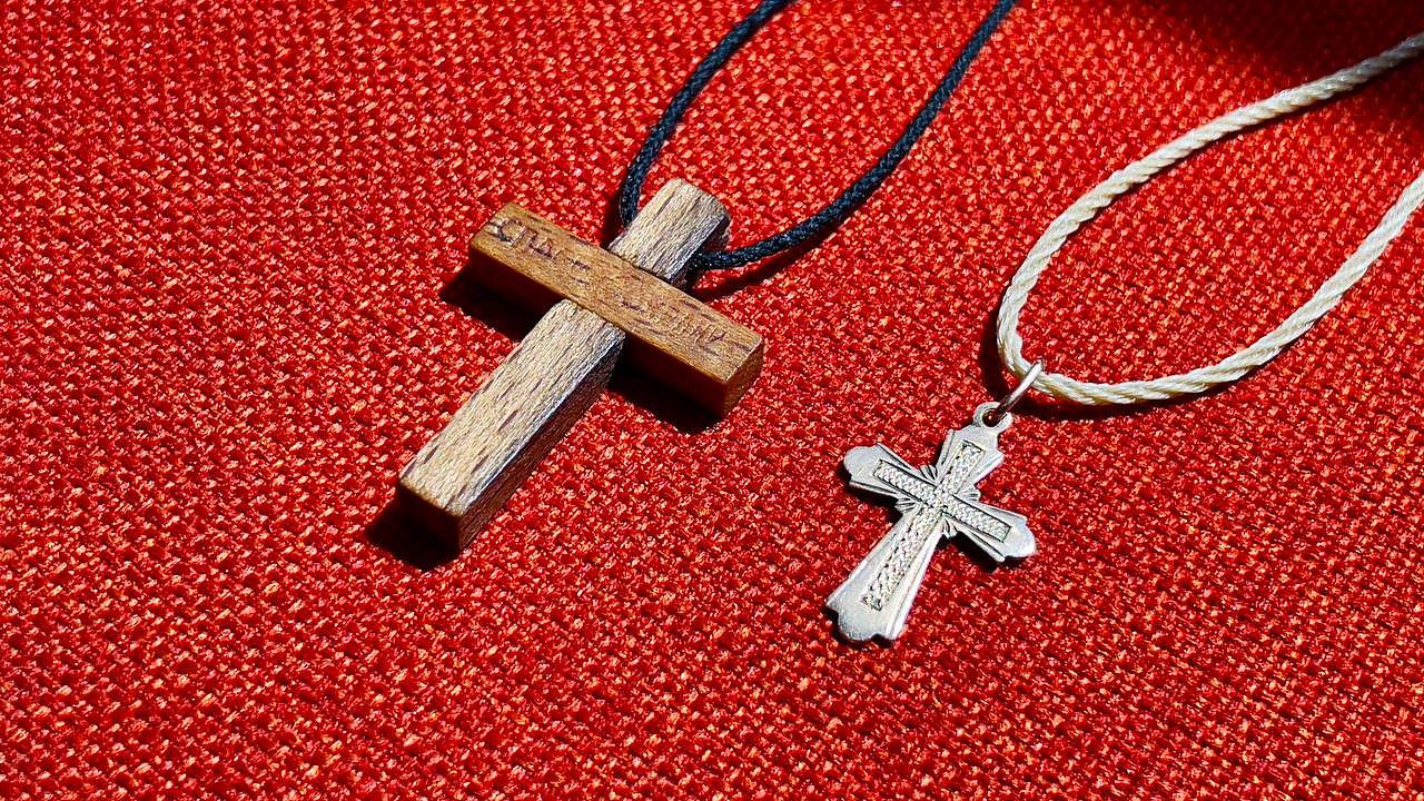 Нательный крест папы римского франциска. Крестик из ватикана. Cross. Крест пастырь добрый. Старинные крестики.