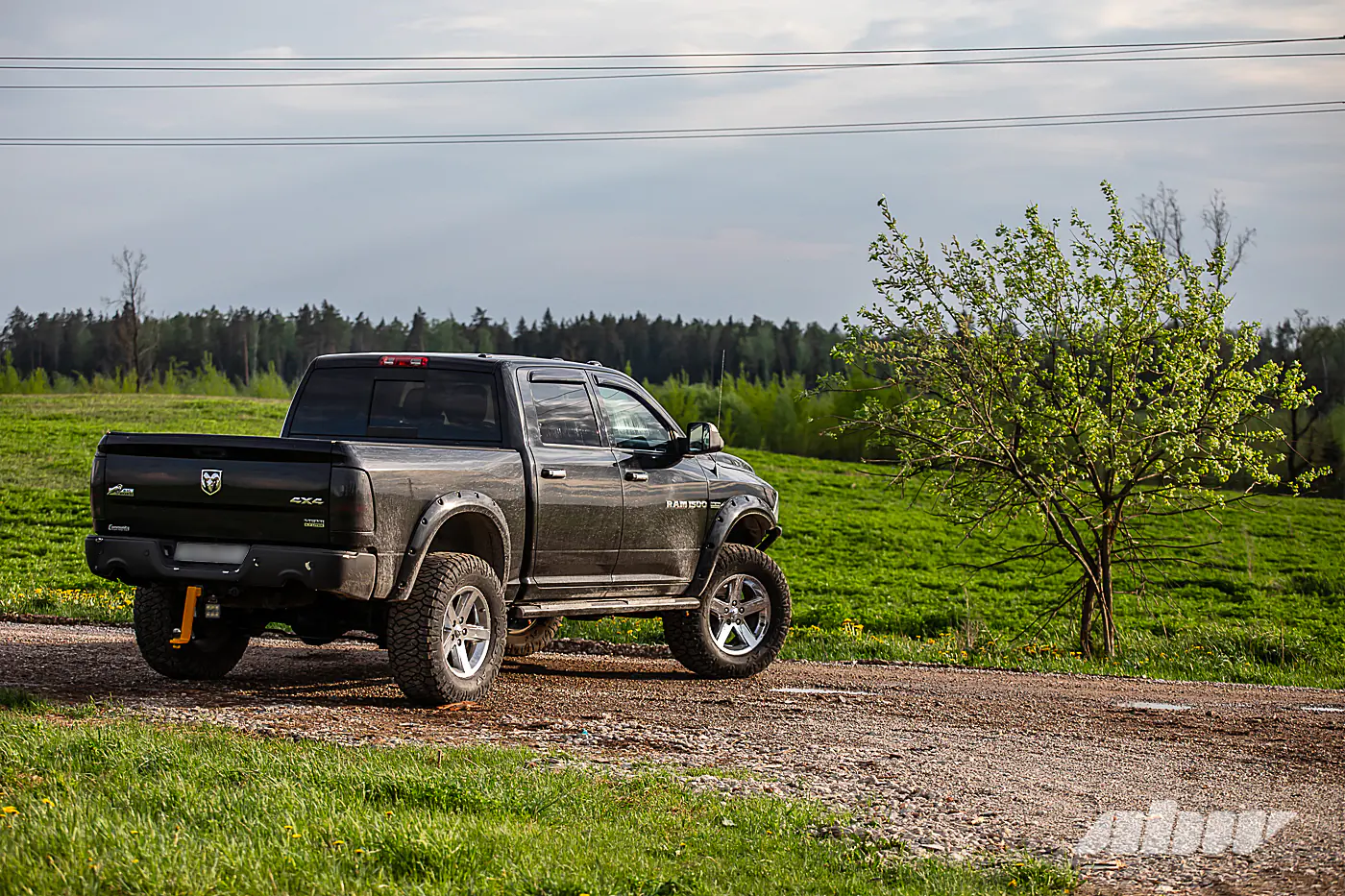 Очень крутой рейнджер: возвышаемся над потоком на Dodge Ram V8
