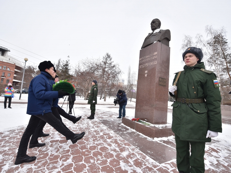 Карбышев омск. Памятник герою. Возложение цветов к памятнику. Памятник ме. Монумент 