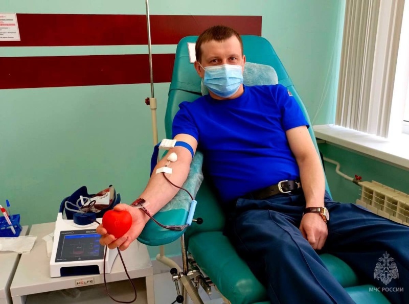 Пожарные и спасатели МЧС России сдали кровь в Национальный день донора
