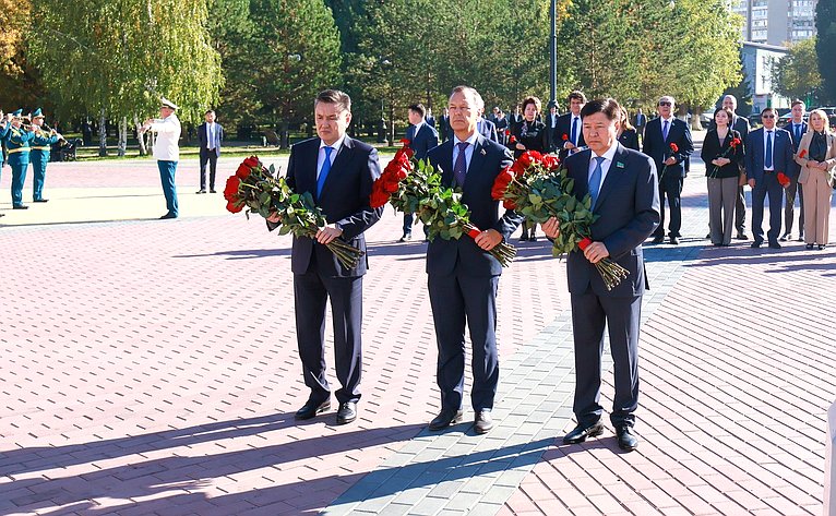 Делегация Совета Федерации приняла участие в возложении цветов к мемориальному комплексу погибших воинов и героев Великой Отечественной войны «Победа»