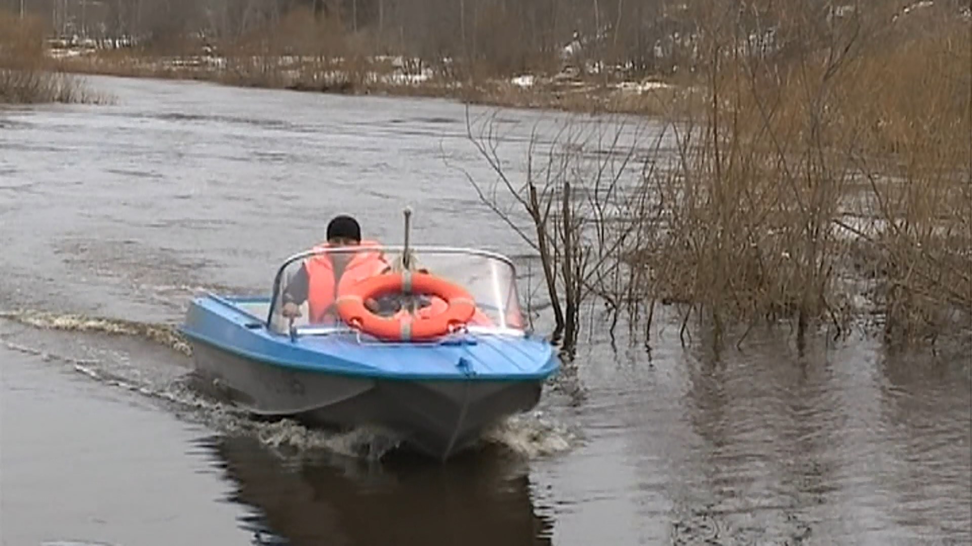 Из-за паводка в глубинке Костромской области организуют лодочные переправы