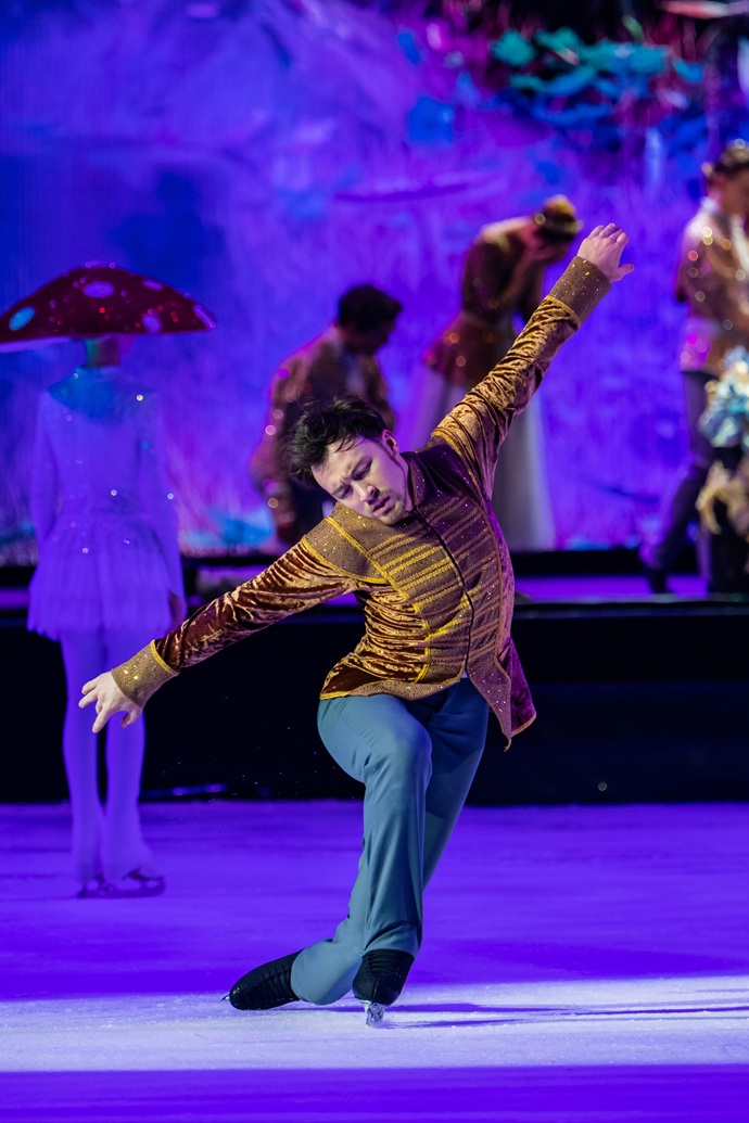 Регина Тодоренко, Лера Кудрявцева, Мария Мельникова и другие звезды стали гостями на аншлаговой премьере ледового шоу «Белоснежка» Евгения Плющенко и Яны Рудковской