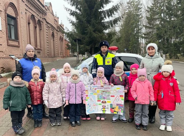 В Тетюшах прошла акция «Безопасный переход»: дошкольники напомнили горожанам о ПДД