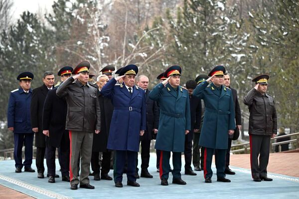 Шавкат Мирзиёев возложил цветы к подножию памятника Исламу Каримову в Ташкенте - Sputnik Узбекистан