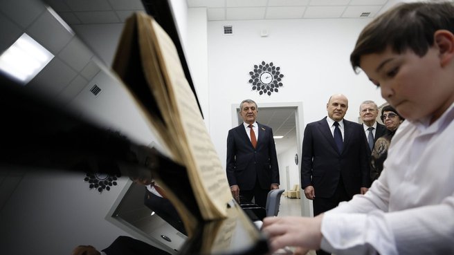 Михаил Мишустин посетил в Беслане детскую музыкальную школу имени Ацамаза Макоева
