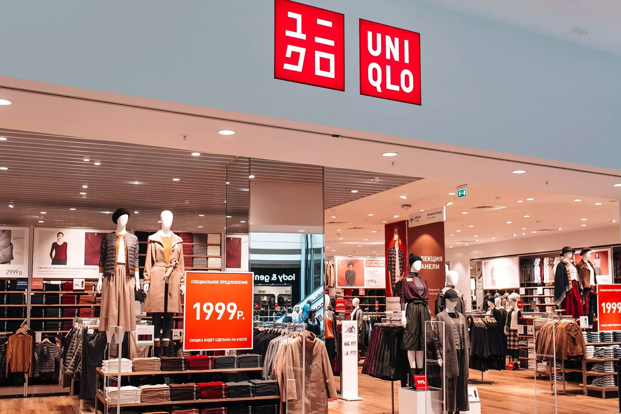 Сайт магазинов юникло. Японский бренд Uniqlo. Японская марка одежды Uniqlo. Японский магазин юникло. Японский магазин в Москве Uniqlo.