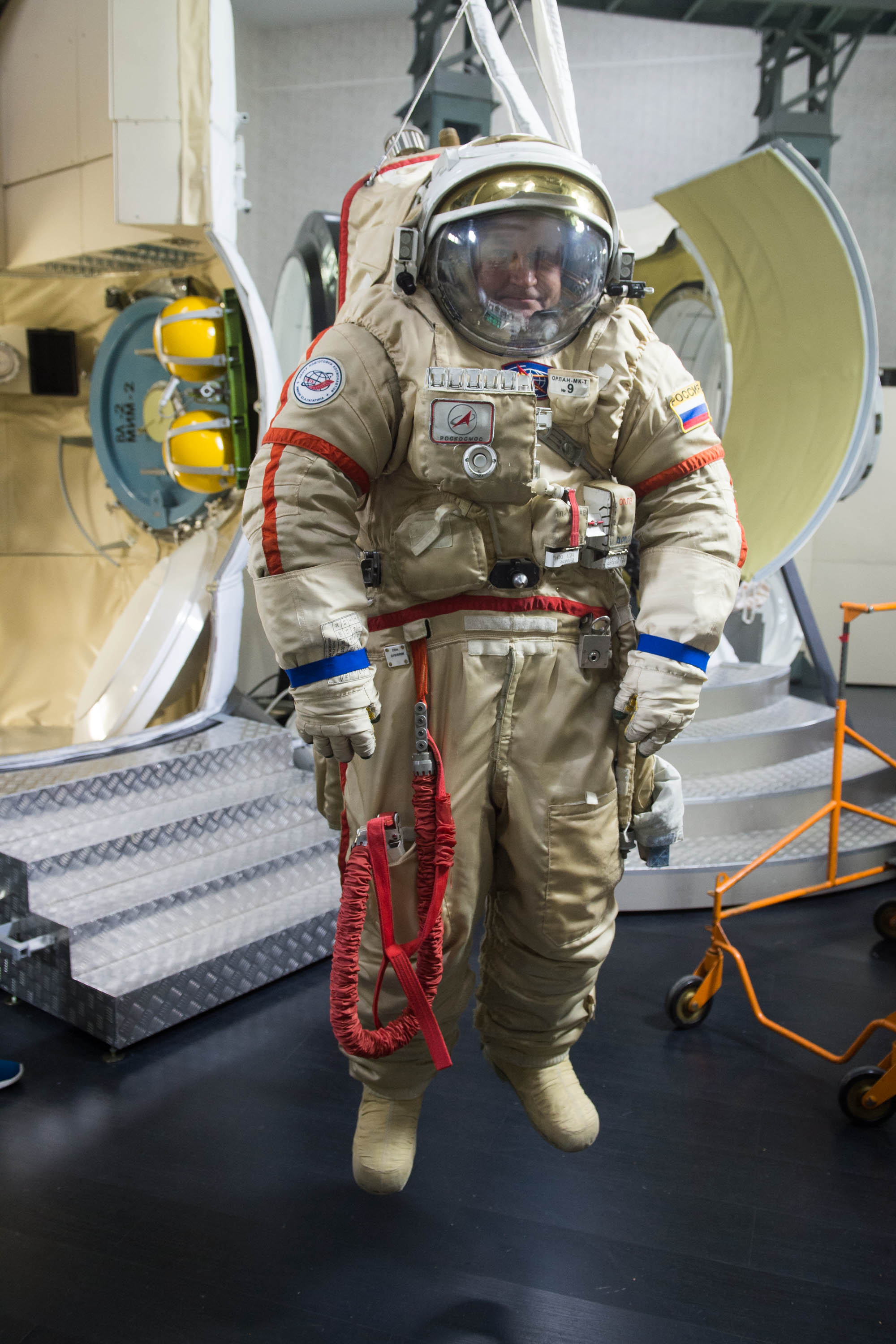 Специальные скафандры. Скафандр Космонавта. Скафандр это специальный. Космический костюм своими руками. Поделка космонавт в открытом космосе.