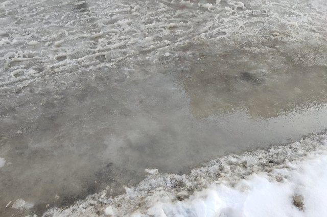 В Оренбурге талыми водами затопило целую полосу Загородного шоссе.