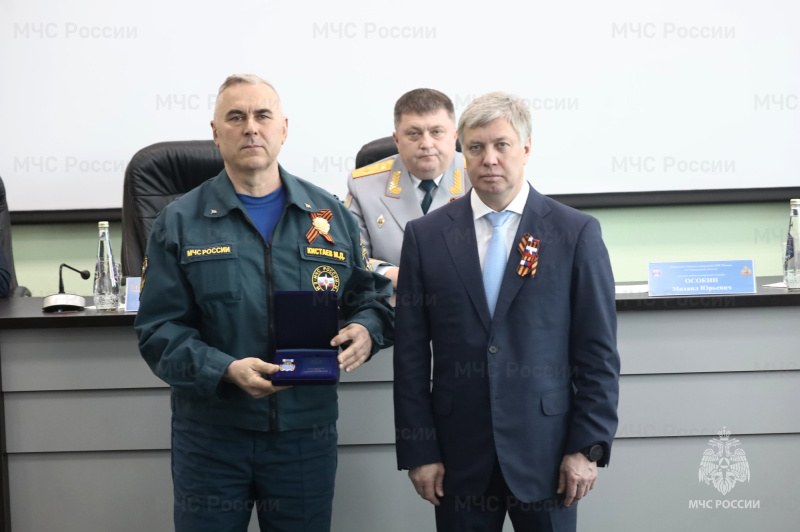 Сотрудников и ветеранов противопожарной службы региона поздравили с профессиональным праздником