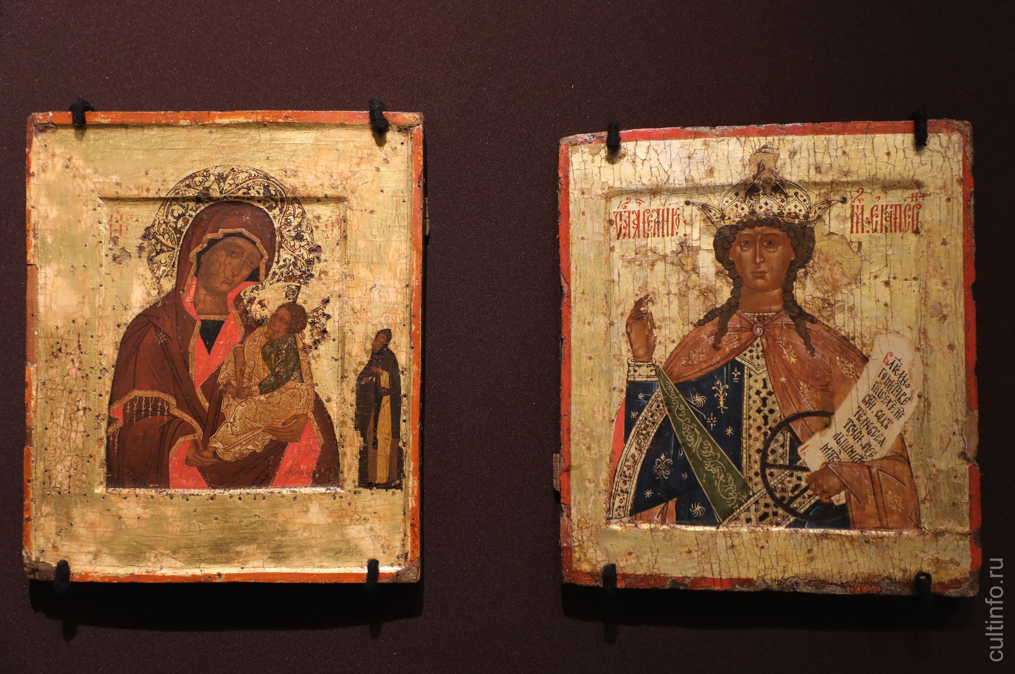 Выставка «Музей и судьбы». Икона Богоматерь Одигитрия с приписными преподобным Александром Ошевенским. Третья четверть XVI века. Икона Великомученица Екатерина. Конец XVI - начало XVII века