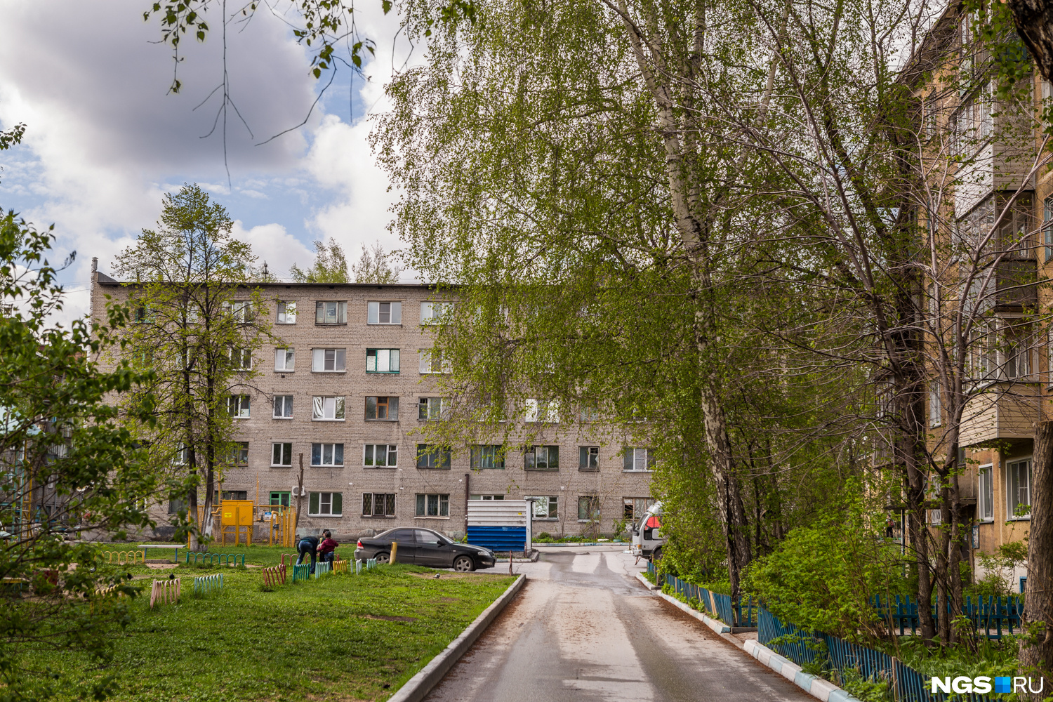 009 новосибирск найти. Красивые дворы Новосибирска. Двор дома 9 ул Пастернака. Дворик Новосибирск сейчас. Двор на двор наше дело.