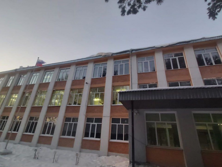 По поручению Виталия Хоценко в большеуковской школе старые деревянные окна заменили на современные