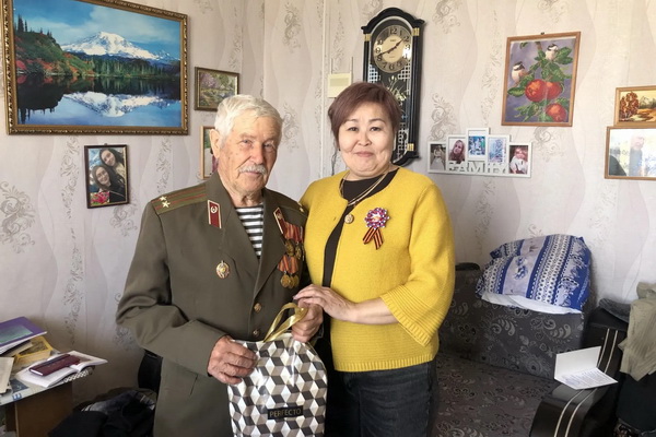 Сотрудники исправительной колонии № 1 поздравили ветеранов с Днем Победы