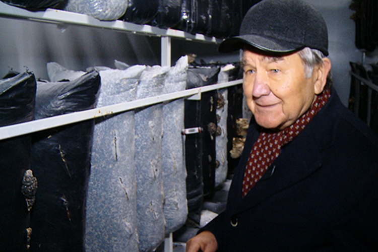 Отец Беляева много лет трудился в торгово-финансовой компании «КАМАЗ» в команде Анатолия Самаренкина (на фото) — экс-министра мелиорации и водного хозяйства ТАССР и отца депутата Госсовета РТ и бывшего президента футбольного «Рубина» Дмитрия Самаренкина