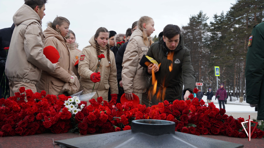 На Сахалине в памятном мероприятии, посвященному Дню защитника Отечества, приняли участие росгвардейцы 