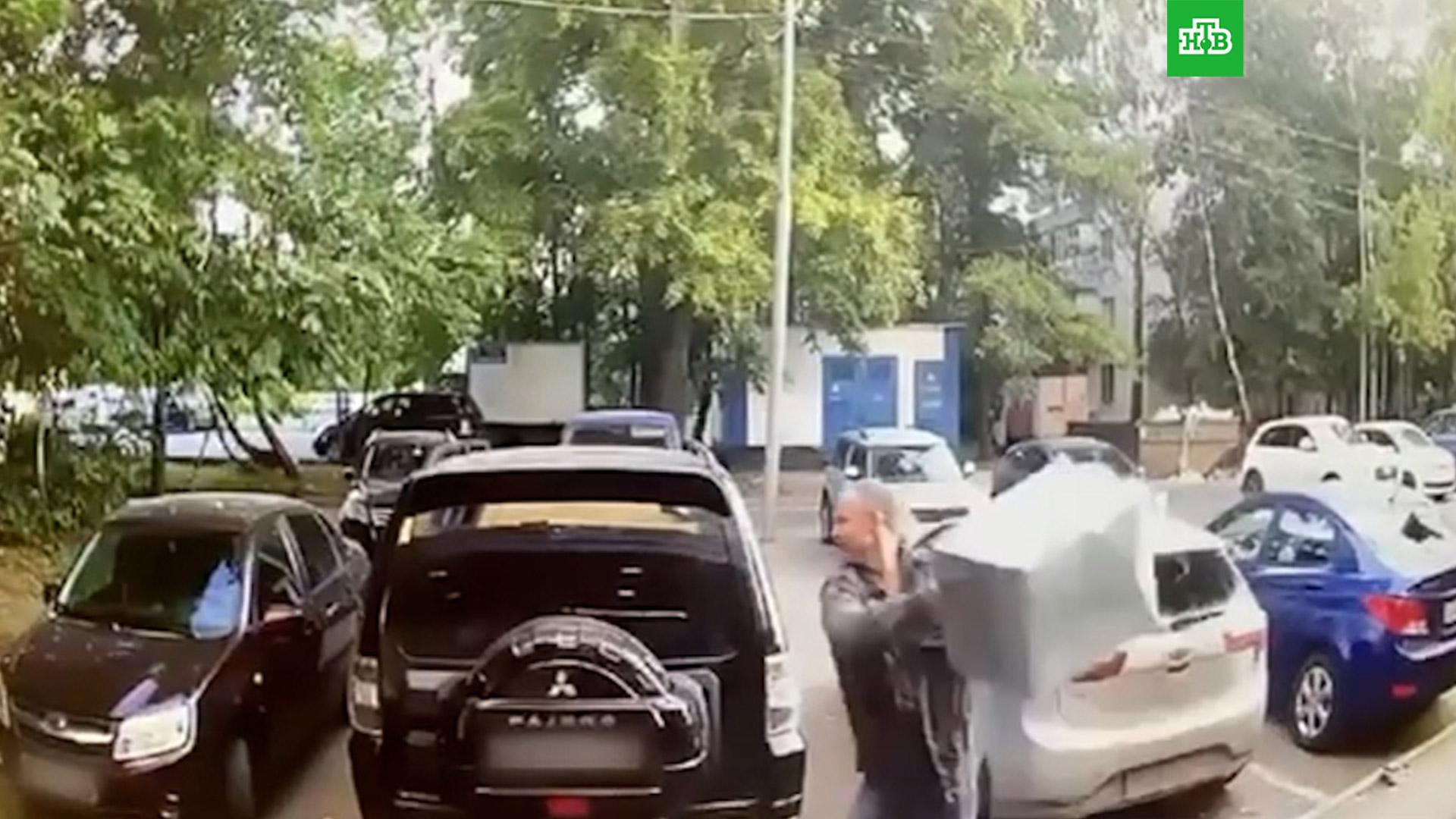 Мужчина разбил машину. Криминальные машины. Неизвестные разбили припаркованный автомобиль в Мурманске.