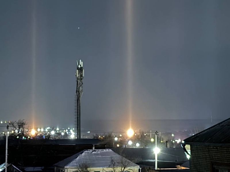 Оптический феномен: световые столбы запечатлели жители Ростовской области 16 января