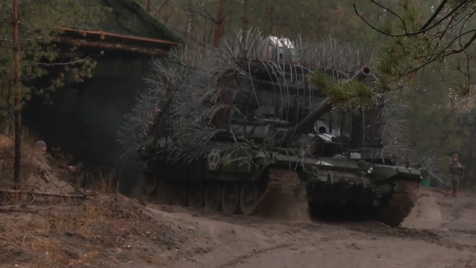 Экипажи танков Т-72Б3М группировки войск «Запад» уничтожили замаскированные позиции и скопления живой силы подразделений ВСУ в ЛНР.