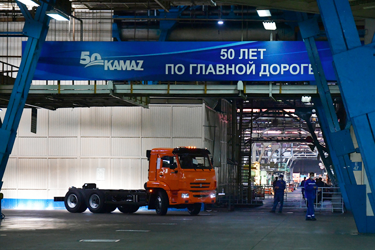 Несмотря на спад в продажах, КАМАЗ хоть и ненамного, но нарастил производство. Всего в 2024-м автогигант выпустил 54,6 тыс. единиц коммерческой техники, что на 3% больше по сравнению с 2023-м