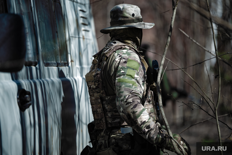 Военно-тактическая подготовка гражданского населения на полигоне. Пермь, тренировка, противостояние, боевики, война, автомобиль, подготовка, конфликт, вооруженные силы, бойцы, вооруженные люди, вооруженный человек, буханка, весна, солдат, мобилизация, сво, наемники, военный, бойцы сво