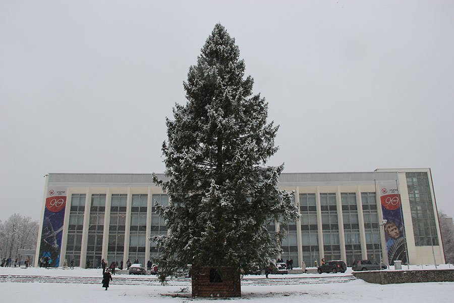 Калининский башкортостан. Дворец культуры УМПО Уфа. Дворец Машиностроителей Уфа. Елка на ДК УМПО Уфа 2022. Уфа территория дворцом культуры УМПО.