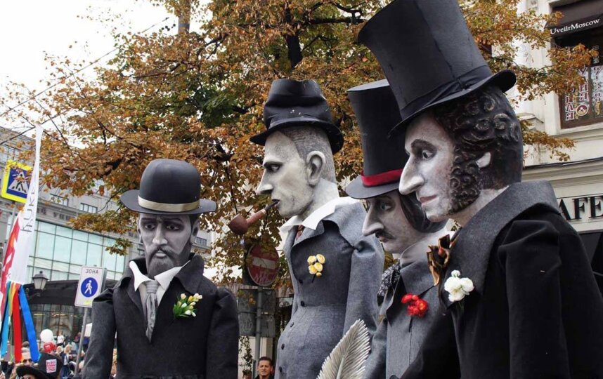 Пушкин вместе с другими куклами-гигантами – Достоевским, Гоголем и Хармсом во время городского праздника. 