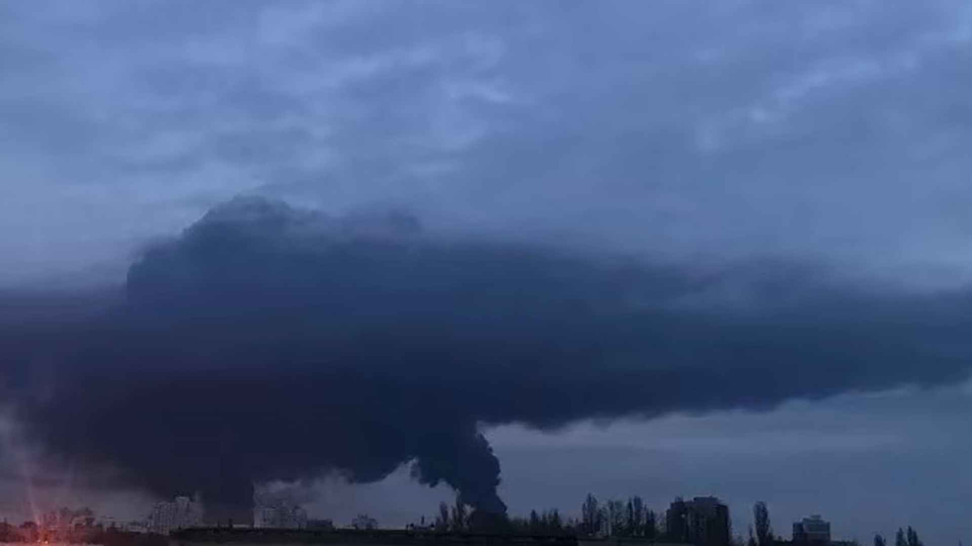 Огромная туча закрыла все. Взрыв в небе. Облака над городом. Большая туча. Взрывы в Одессе.