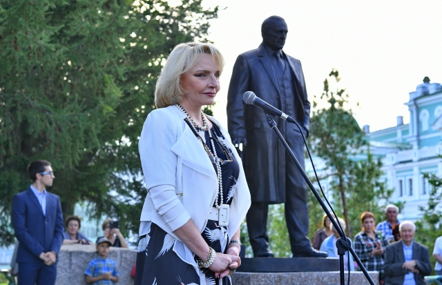 Елена Ульянова на открытии памятника Михаилу Ульянову. 