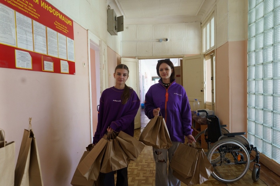 Добровольцы поздравили находящихся в псковском госпитале бойцов с прошедшим Днем Победы