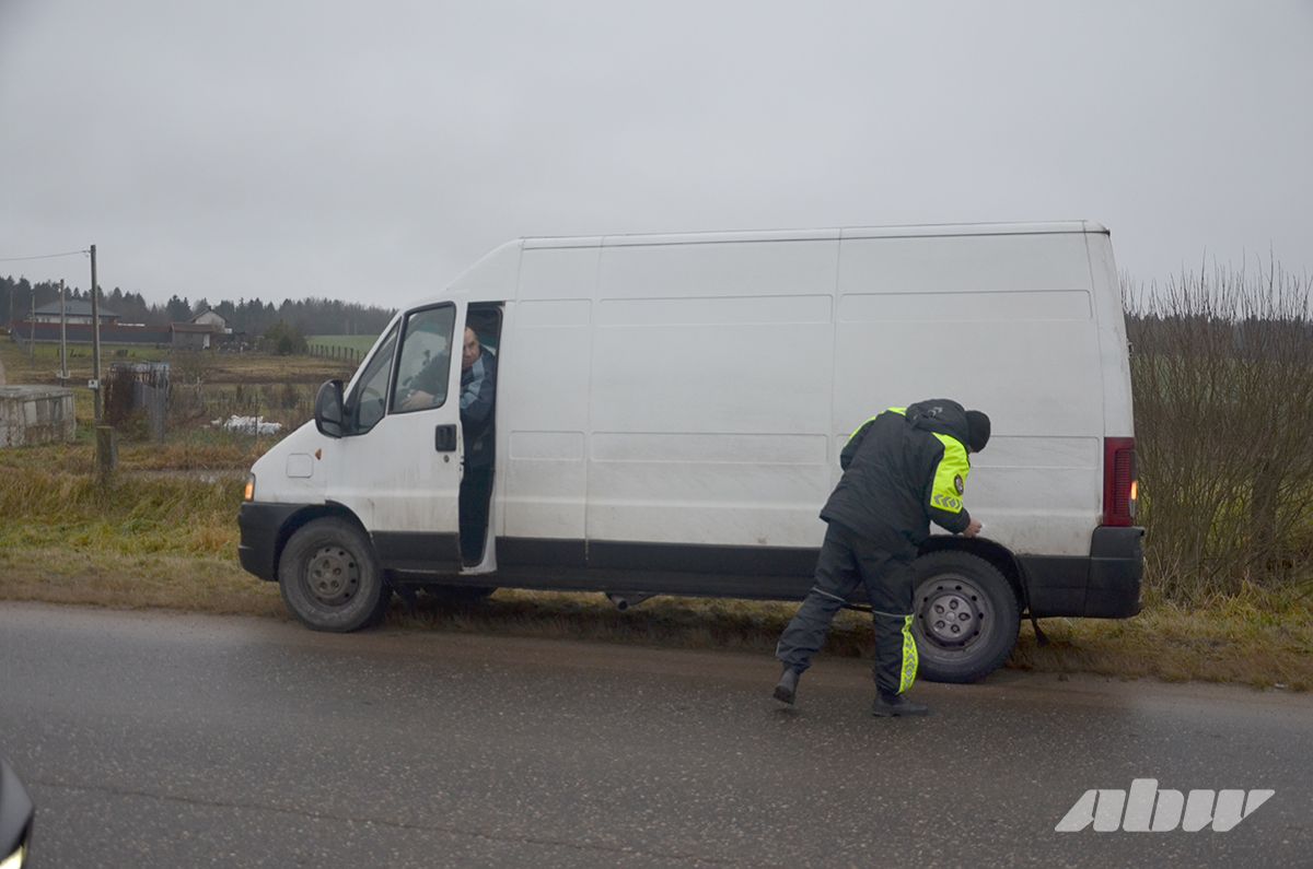 «За сегодня остановили двоих на «лете» – оба повторно»: съездили в рейд по шинам с ГАИ