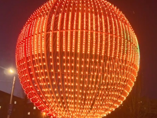 Одну из улиц Улан-Удэ украсил новый арт-объект - светящийся шар