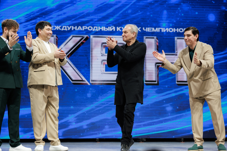 «КВН — это когда две или больше команд встречаются на сцене (или где угодно) и стараются друг друга перешутить. Как только появляется нечто, соответствующее такому формату, — это КВН»