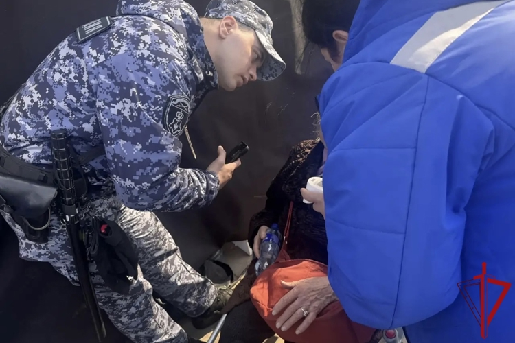 На Пионерской площади росгвардейцы оказали доврачебную помощь пожилой женщине на городском мероприятии