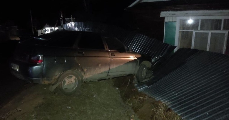 Пьяный подросток в Камбарке угнал автомобиль и врезался на нём в забор