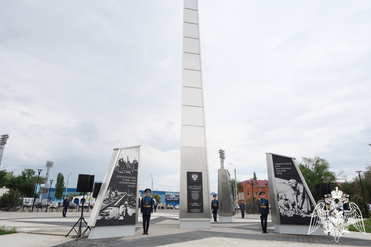 При участии Росгвардии в Астрахани открыли стелу «Город трудовой доблести»
