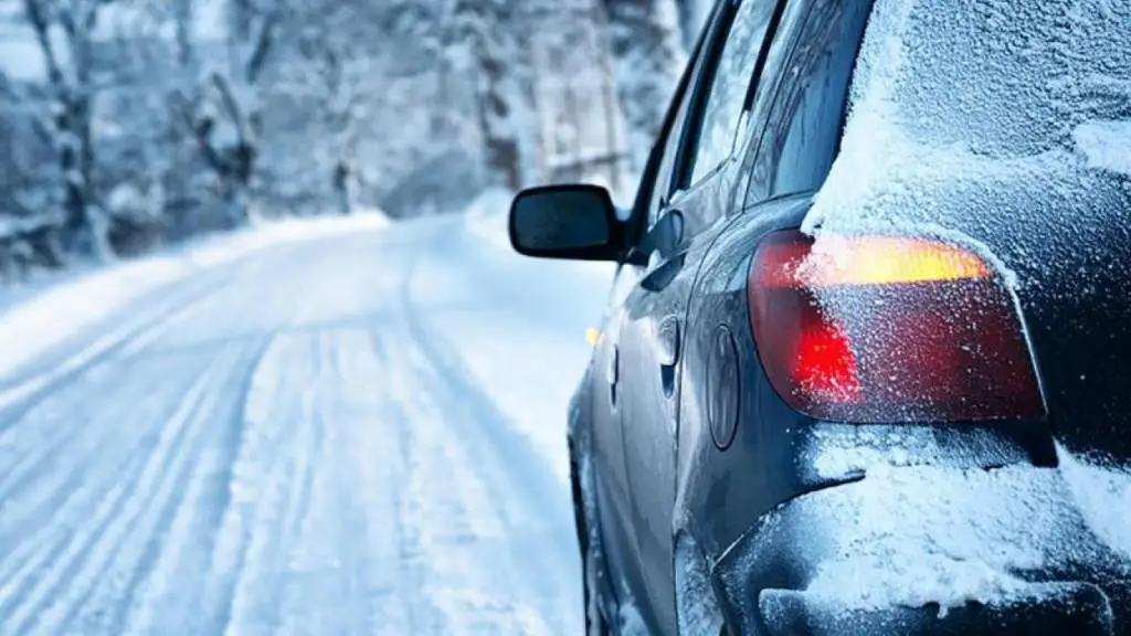 Снег на дорогах: водителей предупреждают о трудностях почти во всей стране