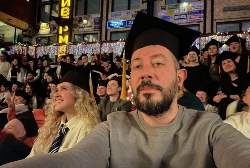 Как выглядят дети артемия лебедева Блогер Артемий Лебедев заявил, что Илон Маск на стороне России Economics Seldon 